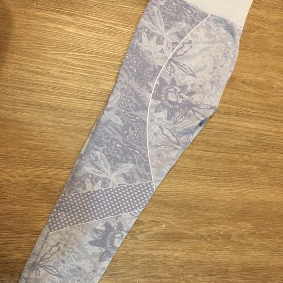 Fabletics Seamless Mid Rise Jacquard Capri - Picture 5 of 6